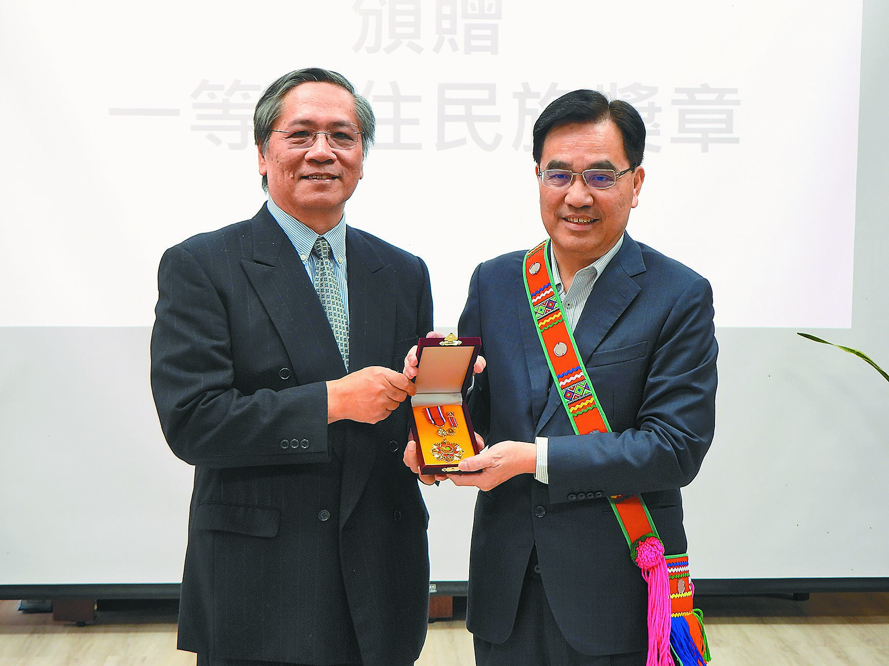 國立東華大學民族事務與發展學系教授高德義(左),在原住民族權利發展與法制建構的貢獻良多,原民會主委夷將‧拔路兒(右)13日特頒贈最高榮譽一等原住民族獎章,肯定他為原住民族的付出。(羅亦晽攝) image