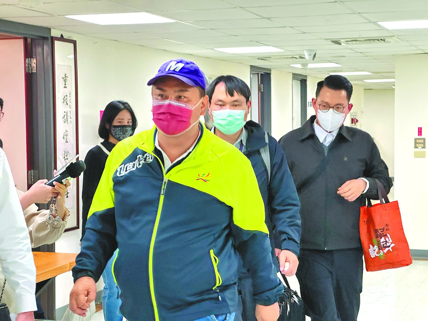 國民黨台北市議員陳重文(前)議會研究室14日上午遭到檢方與廉政署搜索,搜索結束後陳重文也遭到檢方帶回台北地檢署複訊。(丁上程攝) image