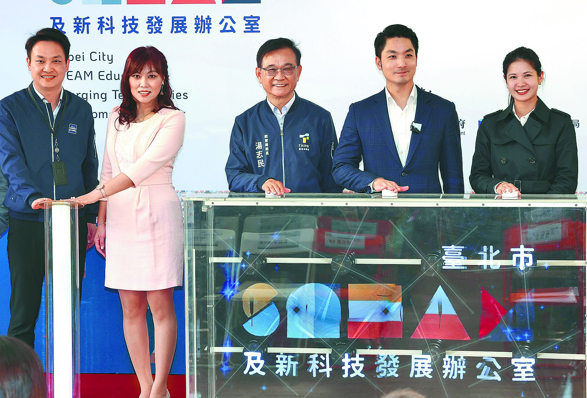 台北市長蔣萬安(右二)18日出席台北市STEAM及新科技發展辦公室揭牌啟用典禮,與台北市教育局局長湯志民(右三)、中山女高STEAM及新科技發展辦公室主任張云棻校長(左二)、台北市教育局資訊教育科科長陳秉熙(左一)、台北市議員林亮君(右一)一同出席啟動儀式。(陳俊吉攝) image