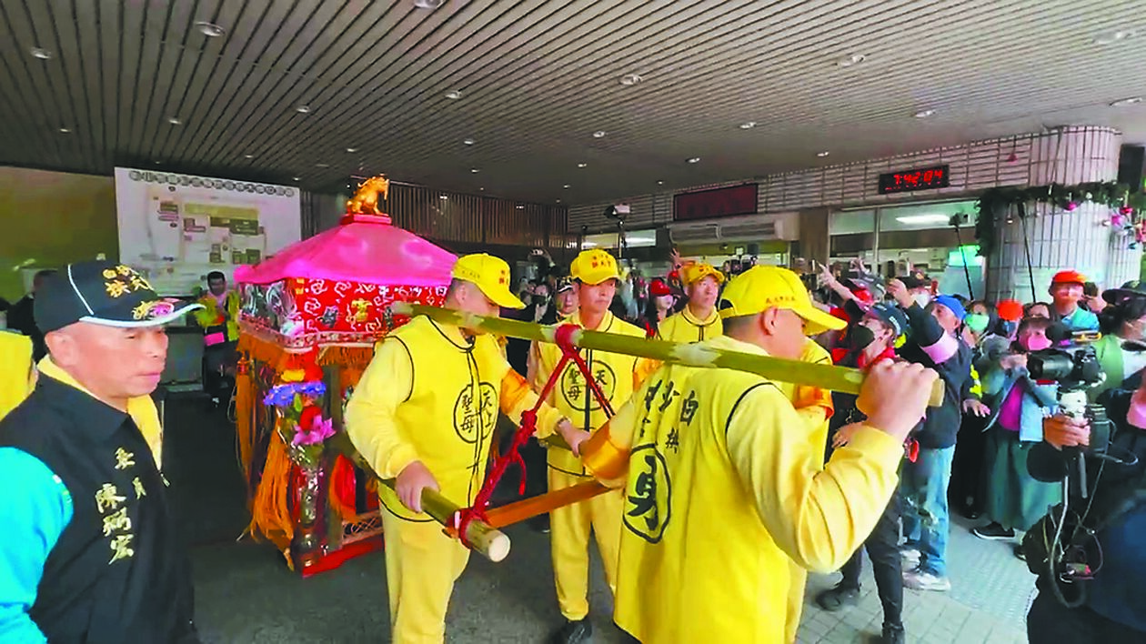 苗栗縣通霄鎮白沙屯拱天宮媽祖20日清晨起駕南下進入彰化縣境,在萬眾矚目下,前往秀傳醫院,為車禍重傷的陳姓姊姊祈福。(孫英哲攝) image