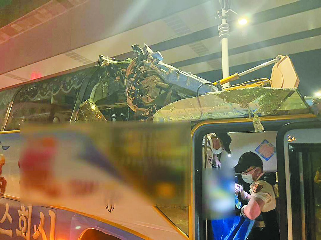 56歲鄧姓男子駕駛的觀光遊覽車,20日晚間8點多路經仁武區水管路上,因撞擊高速公路下涵洞,導致車身嚴重毀壞,車頂被削去半截,並釀成1死14人受傷慘劇,現場滿目瘡痍。警消調查初步排除駕駛酒駕,詳細肇事原因深入釐清中。(高雄市警消提供/林雅惠傳真) image