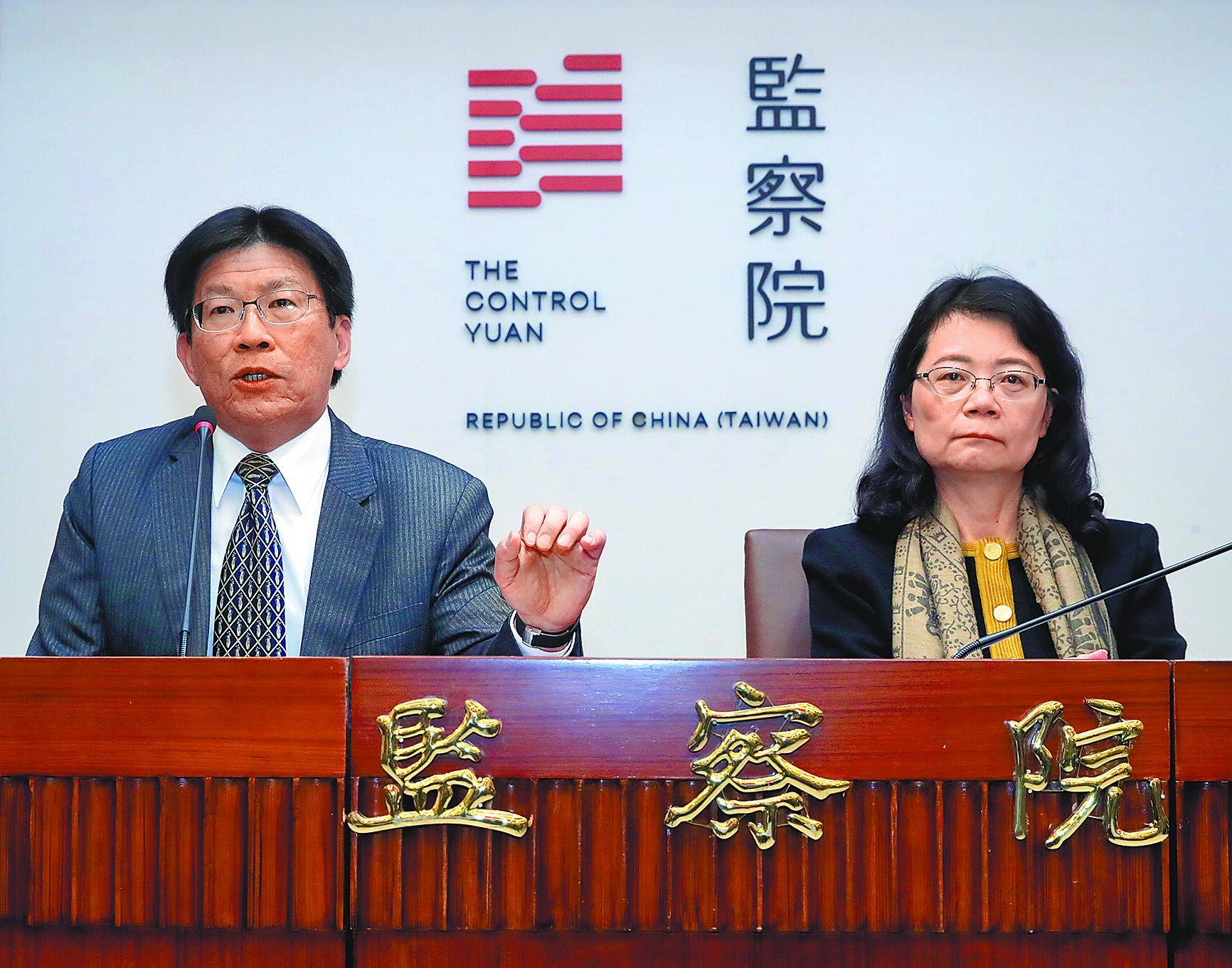 全台年紀最大、72歲的死刑犯王信福於1990年捲入卡拉OK殺警案,遭判死刑定讞。監委王美玉(右)表示,王信福被判死刑的主要證據來自共同被告反覆不一的自白供詞,缺乏物證,且還有證人遭到刑求,嚴重侵害人民的訴訟權及生命權,建請法務部提出非常上訴及再審。左為監委高涌誠。(陳君瑋攝) image