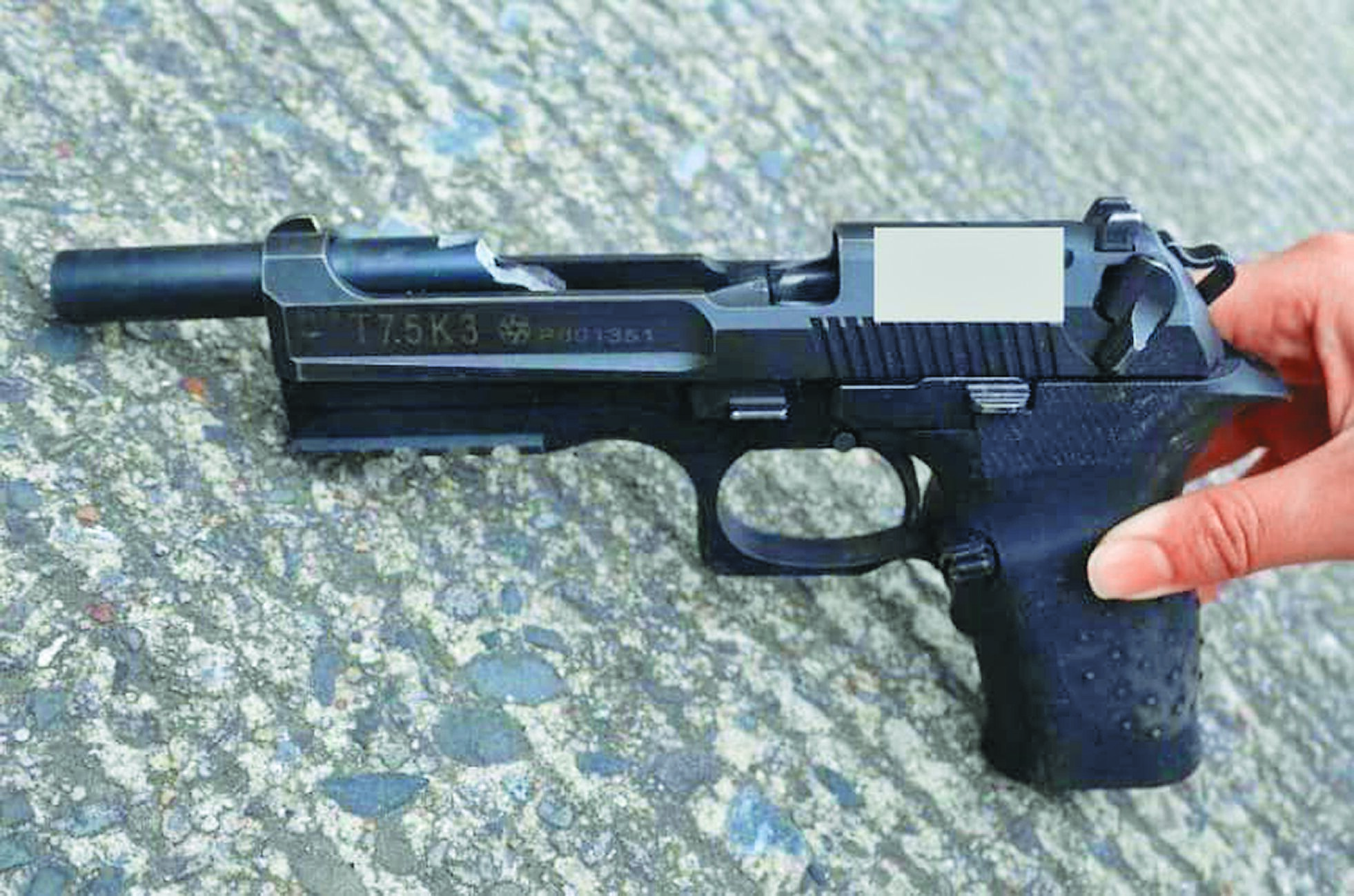 國軍18日下午於基隆內木山靶場舉行手槍射擊訓練,一名士官使用T75K3手槍擊出第3發時突然膛炸,造成槍管斷裂,不少軍事迷從槍管斷裂情況來看,質疑案情不單純。(翻攝照片/張志康基隆傳真) image