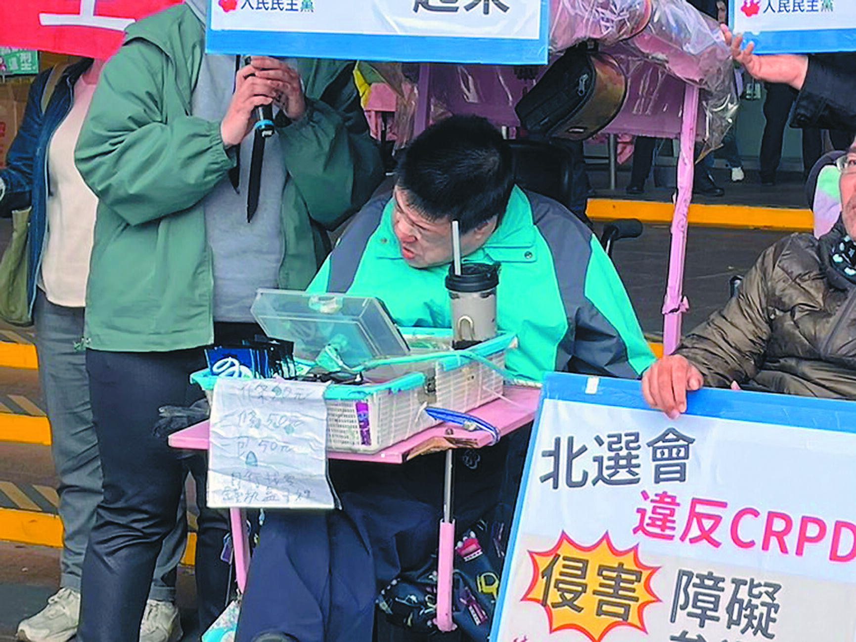 身為重度腦麻患者的人民民主黨召集人賴宗育,今年參選台北市一選區(士林、北投)立委時,要求政見發表會自15分鐘延長至45分鐘,以利口語表達,但遭台北市選委會拒絕。(劉彥宜攝) image