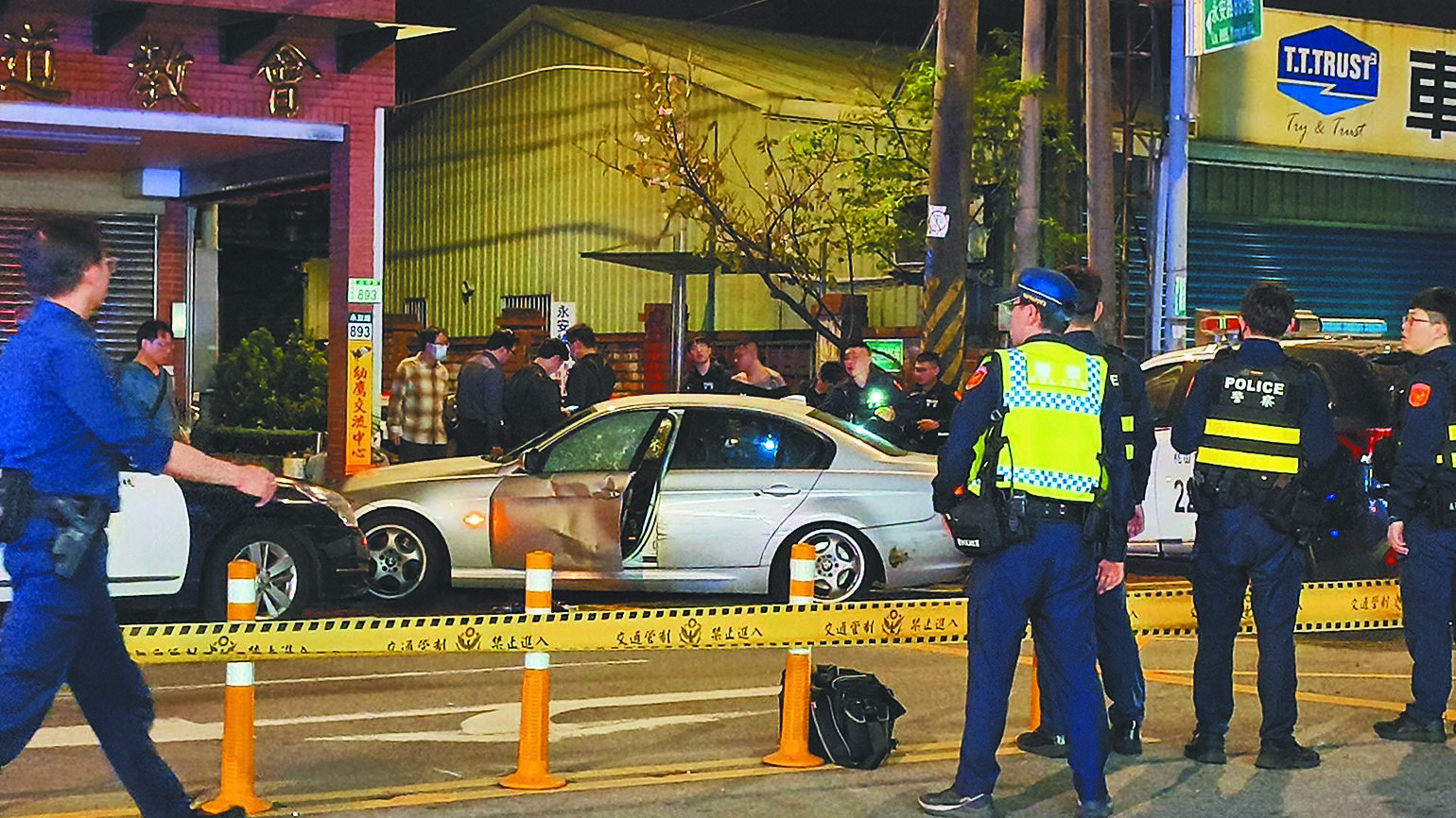 43歲男子楊景隆23日深夜駕車在桃園和員警駁火近百槍,警匪追逐4.7公里,在永安路和富國路口遭圍捕落網。(蔡依珍攝) image