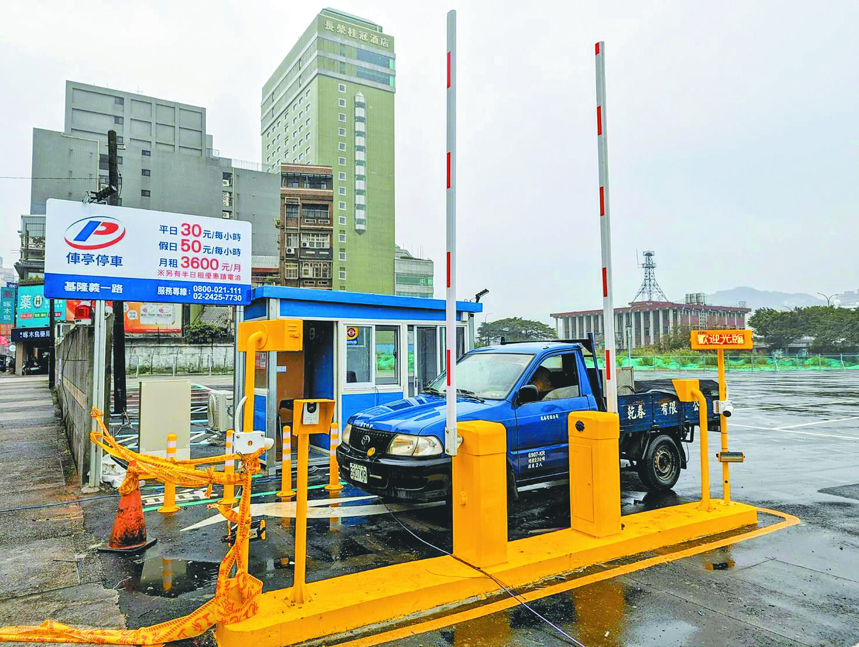 原本基隆市威海營區土地自4月起將設置172個停車格,可望解決東岸停車問題。(張志康攝) image