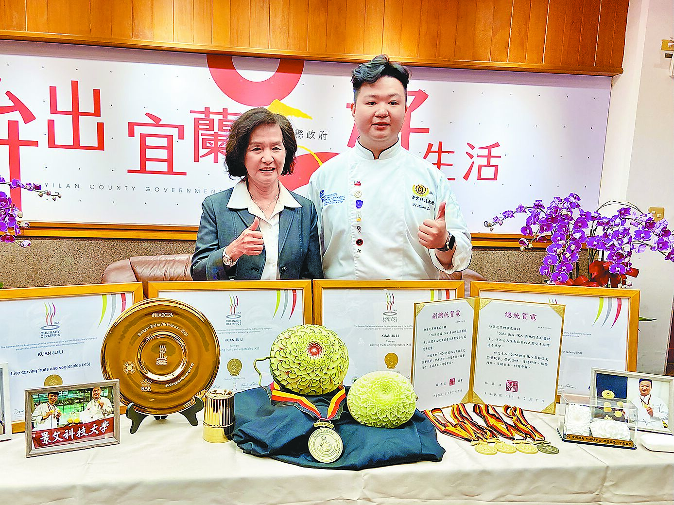 身為宜蘭子弟、新住民二代的李冠儒(右)參加「2024IKA德國奧林匹克廚藝大賽」,在動、靜態蔬果雕項目奪得3金1銅,宜蘭縣長林姿妙(左)26日特別表揚李在比賽中努力不懈為國爭光、為縣爭光。(吳佩蓉攝) image