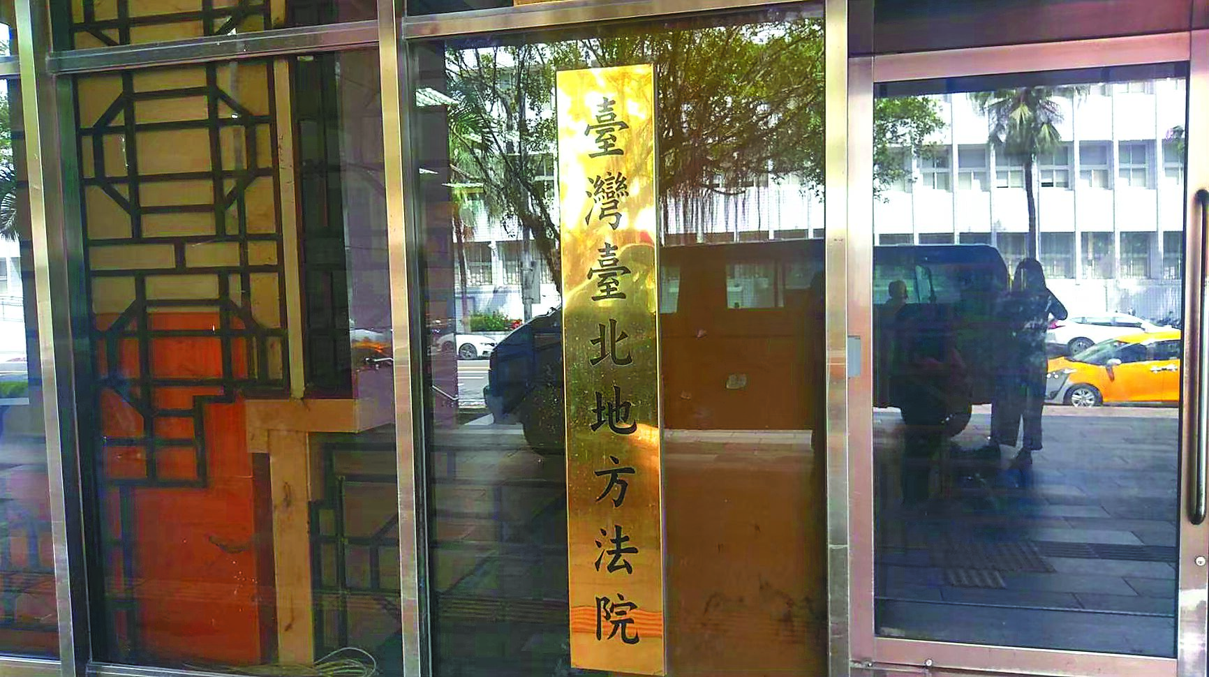 長榮集團創辦人張榮發過世後,引發家族爭產,2018年張榮發三子張國政連襟謝國獻,找人去恐嚇及跟監長榮集團老臣柯麗卿等3人,台北地院判謝國獻等5人連帶賠償柯60萬元。(本報資料照片) image