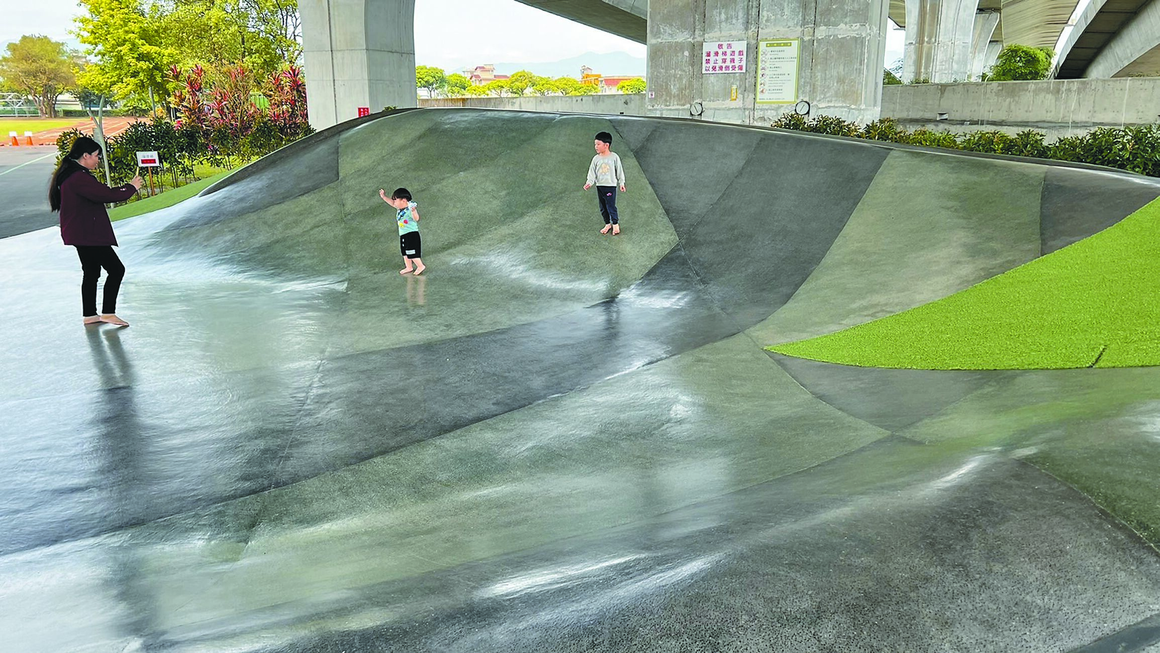宜蘭縣冬山鄉超夯景點「武淵水火同源親子公園」,近日有民眾在人工大草坪上野餐,甚至抽菸、喝酒,還自備麥克風唱卡拉OK,讓民眾怒批無良遊客。圖非新聞當事人。(民眾提供/吳佩蓉宜蘭傳真) image