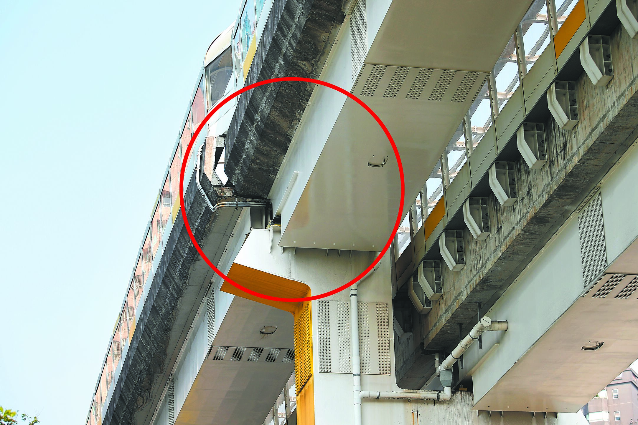 0403花蓮大地震規模7.2全台有感,新北捷運環狀線板新站至中原站間鋼箱梁錯位。(黃世麒攝) image