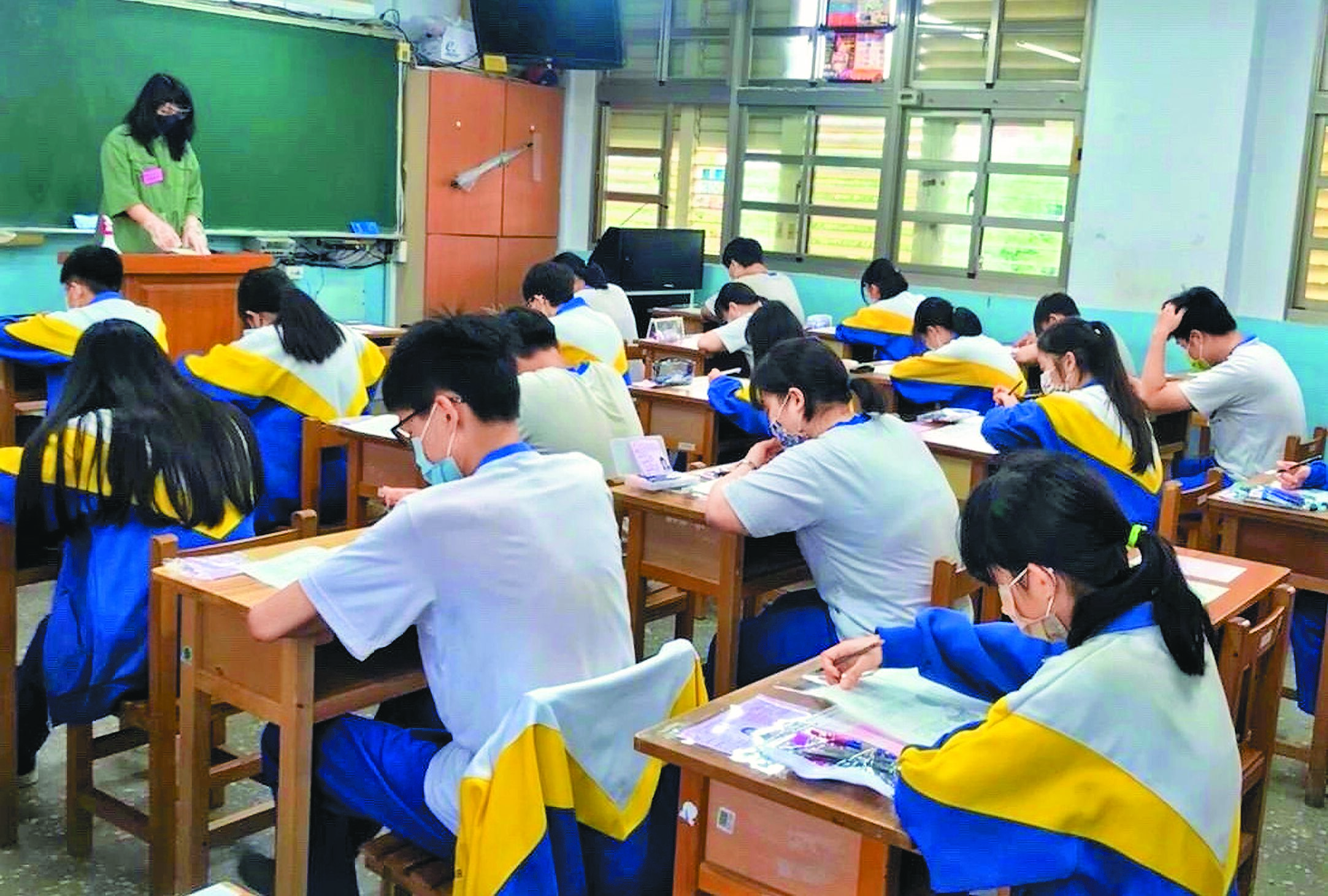 現在高中職免試入學不是真正免試,仍要看國中會考成績,學生壓力仍大。圖為2022年國中會考新北考場。(新北市教育局提供) image