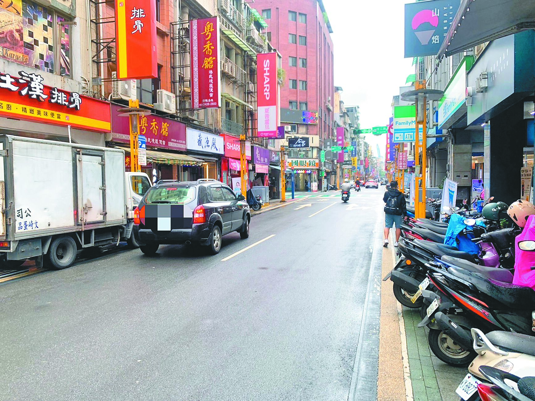 基隆市在假日常會湧入大量外地遊客,警方會管制義二路右轉車道讓停車者排隊,只留左側直行車道供一般車流通行。當地居民為了回家就被迫由直行標線車道違規右轉至信二路,遭檢舉達人檢舉而被開罰。(徐佑昇攝) image