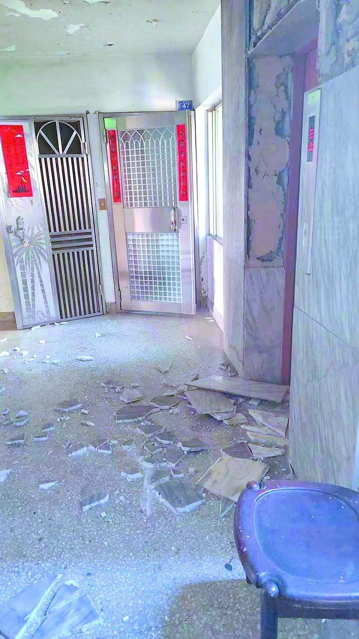 台北市中正區目前正在走海砂屋都更程序的新隆國宅,在這次地震中也受重創。(應曉薇辦公室提供/丁上程台北傳真) image