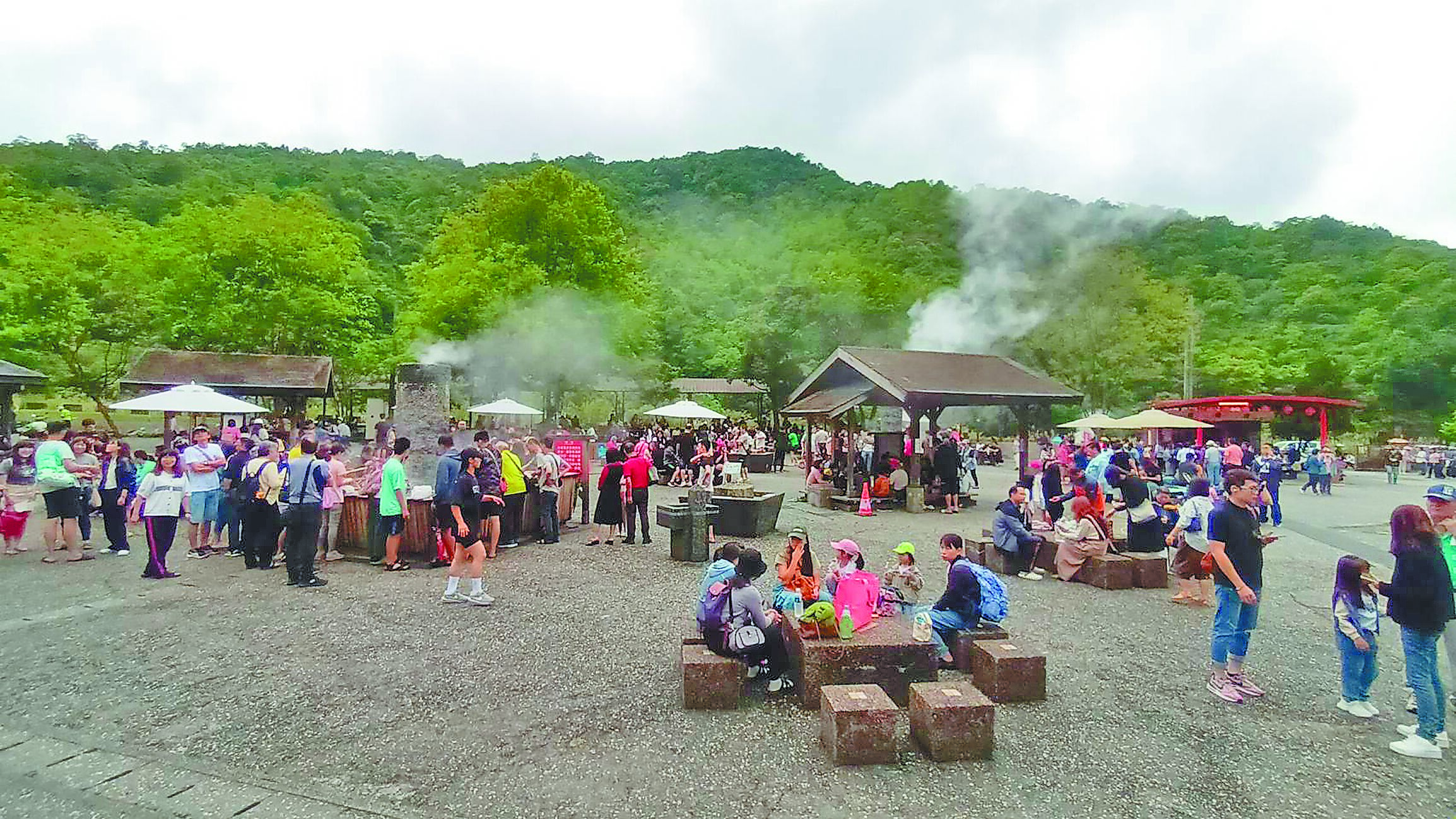 清明連假第2天,宜蘭縣各景區湧現人潮,清水地熱遊憩區5日上午9時40分啟動停車場總量管制措施。(宜蘭縣政府提供/李忠一宜蘭傳真) image