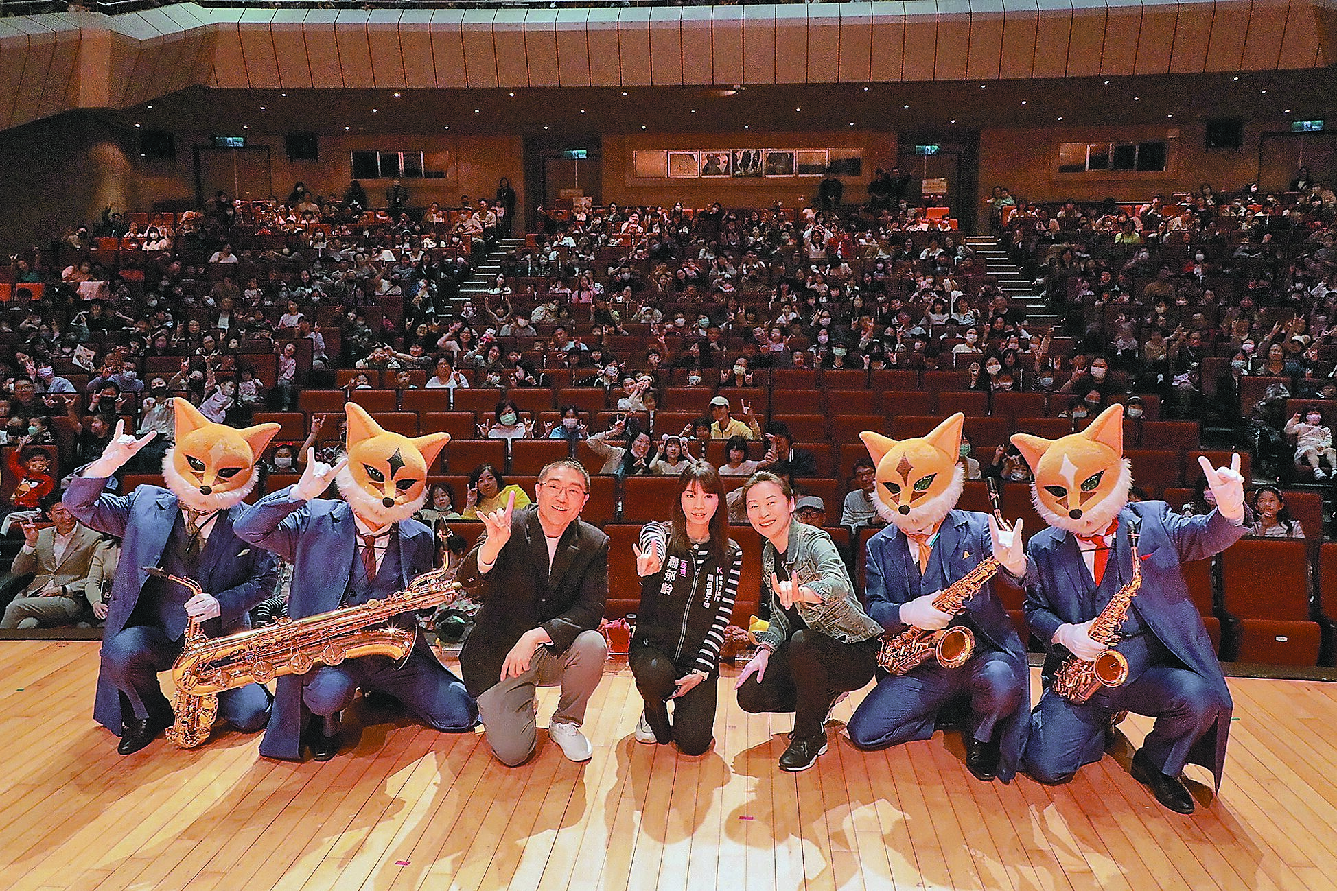 今年基隆的童話藝術節首度引入來自日本的「動物樂團」表演,在基隆表演藝術中心演藝廳演出「一童搖擺」親子音樂會。基隆市長謝國樑(左三)表示,會繼續努力將更多表演團體引入基隆。
(基隆市政府提供/徐佑昇基隆傳真) image