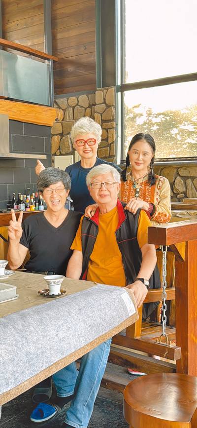 高愛倫(後排左起)、龍君兒、虞戡平(前排左起)和高愛倫的夫婿吳定南一起合影。(高愛倫提供) image