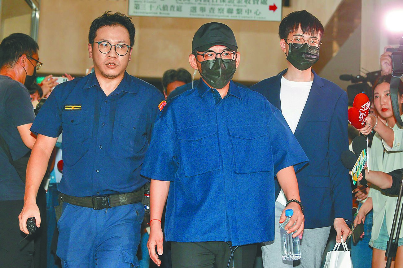 藝人黃子佼(前排中)被爆出是「台版N號房」偷拍論壇的高級會員。(本報資料照片) image