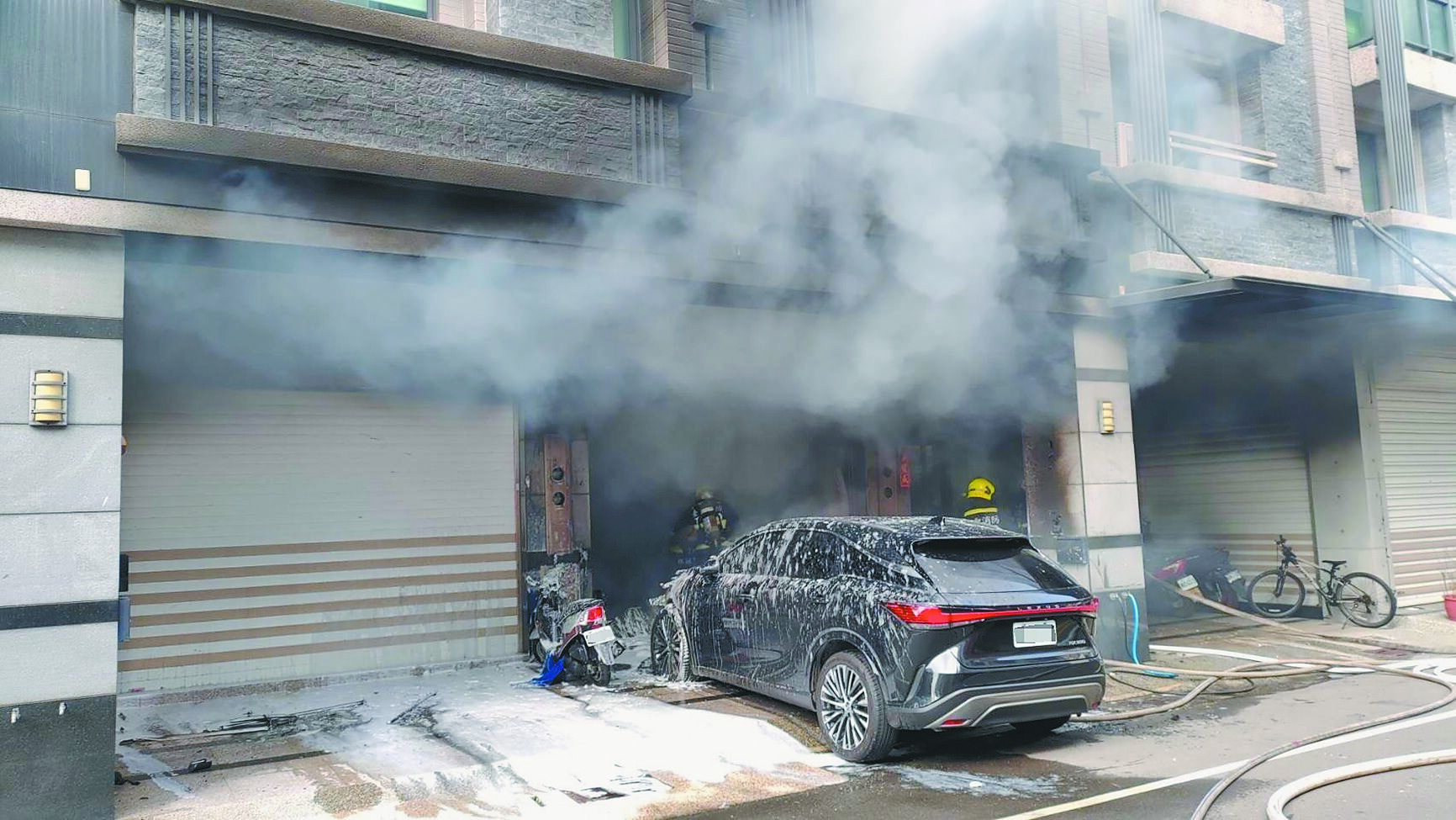 台中大雅區11日發生住宅火警,楊姓房客疑因不願點交房子給屋主,涉縱火釀3死1傷慘劇。(台中市消防局提供/陳淑娥台中傳真) image