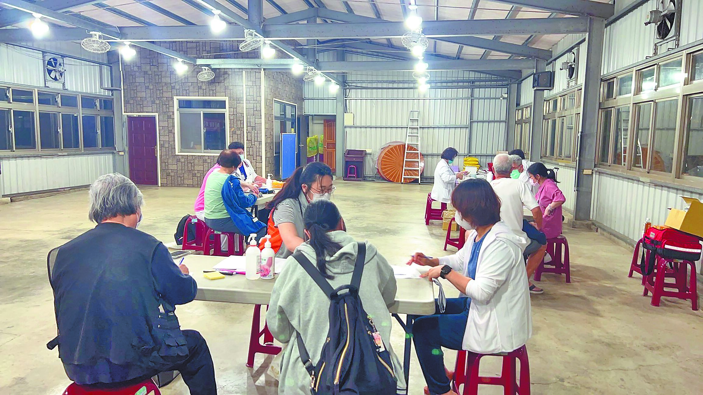 台北市士林區溪山里11日陸續有民眾上吐下瀉,台北市長蔣萬安表示,經檢驗當地水源結果大腸桿菌超標,目前正在釐清原因,市府也於溪山里設立診療站讓里民就近就醫。(台北市政府提供/丁上程台北傳真) image