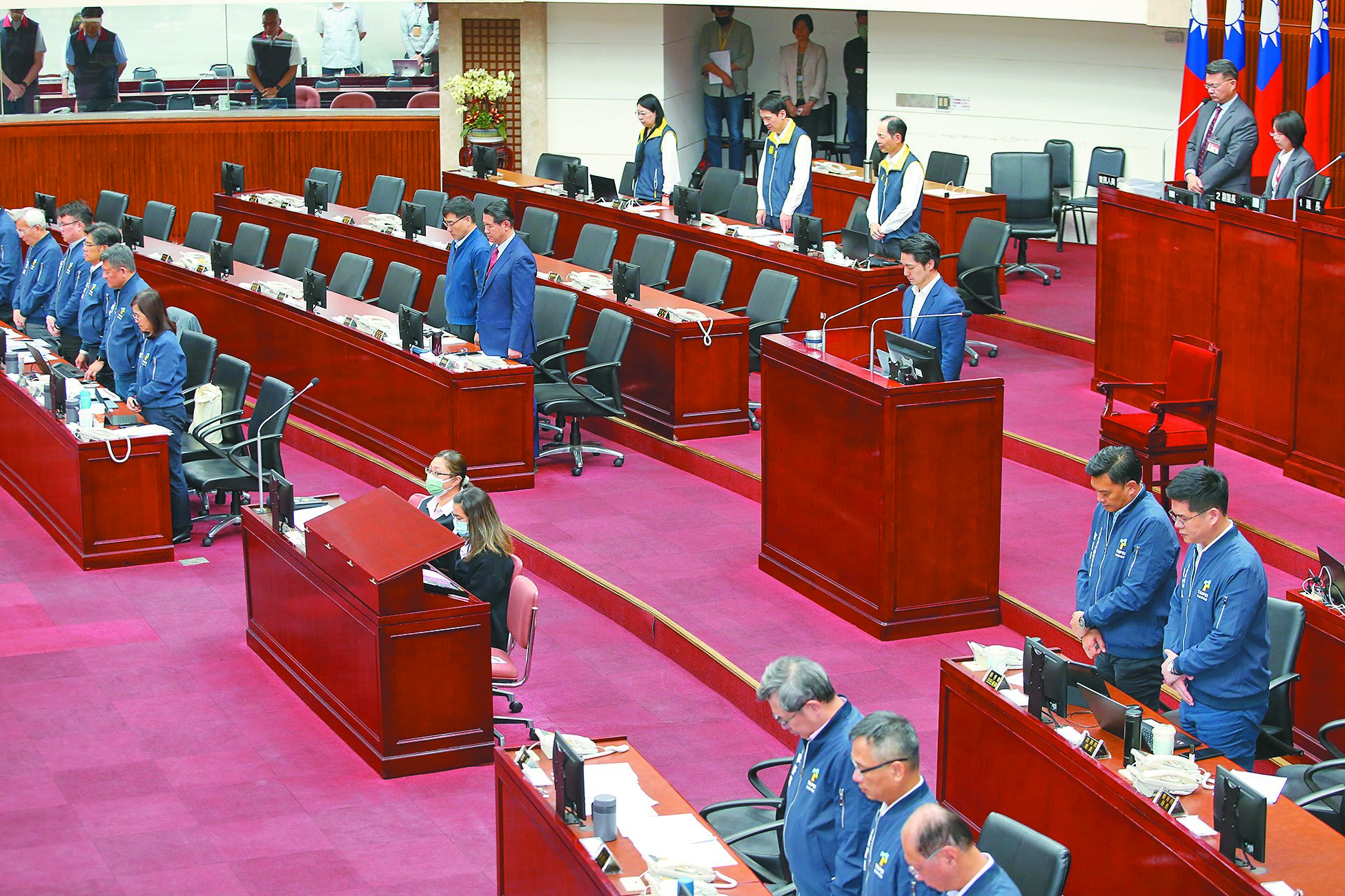 台北市長蔣萬安11日到議會對「剴剴案」做專案報告,在議員提議下,一同為遭凌虐身亡的1歲童剴剴默哀。(王英豪攝) image