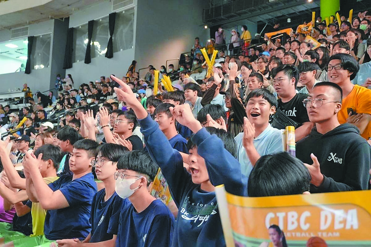臺北大巨蛋變身籃球場,中信銀行邀請新北市平溪國中、桃園市楊梅國中秀才分校共46位師生「開箱」體驗。(中信金控提供) image