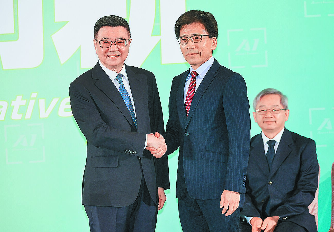 準閣揆卓榮泰(左)16日宣布將由彭金隆(前右)接任金管會主委。(郭吉銓攝) image
