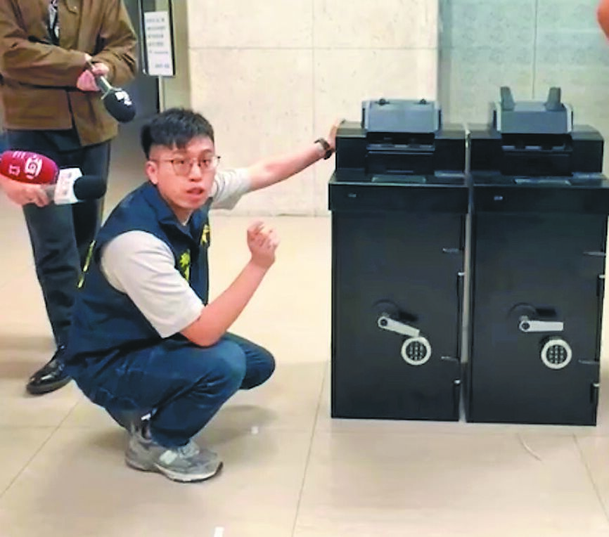 刑事局首度查獲嫌犯租用入金機存放詐欺贓款,以規避洗錢規範。(林郁平攝) image