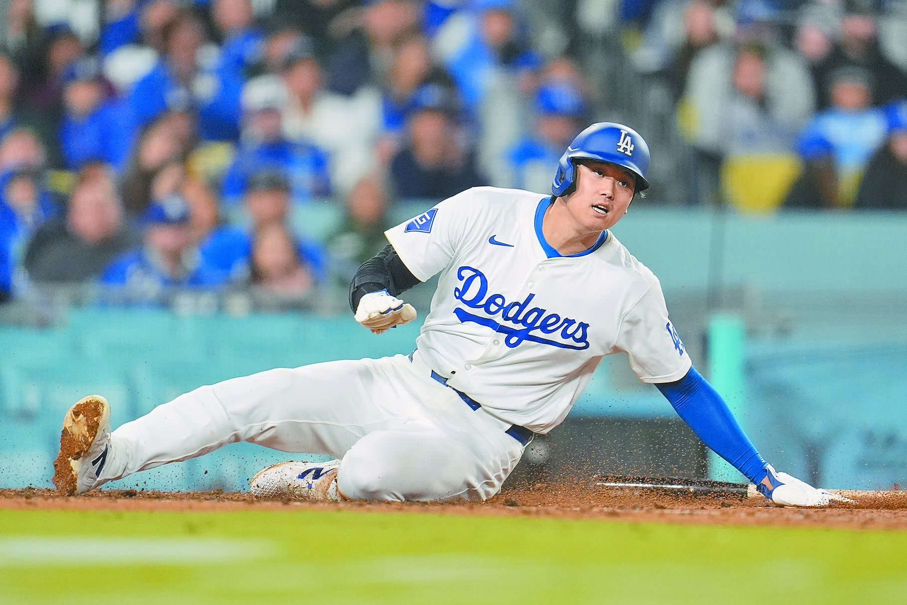 道奇大谷翔平6局下趁內野滾地球滑回本壘得分。(美聯社) image