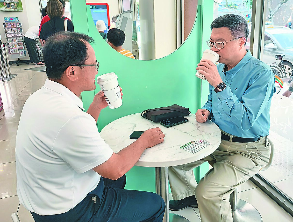 準行政院長卓榮泰(右)21日與前總統陳水扁辦公室主任林德訓(左)在立法院附近超商被記者意外捕捉到兩人喝咖啡的情形。(本報資料照片) image