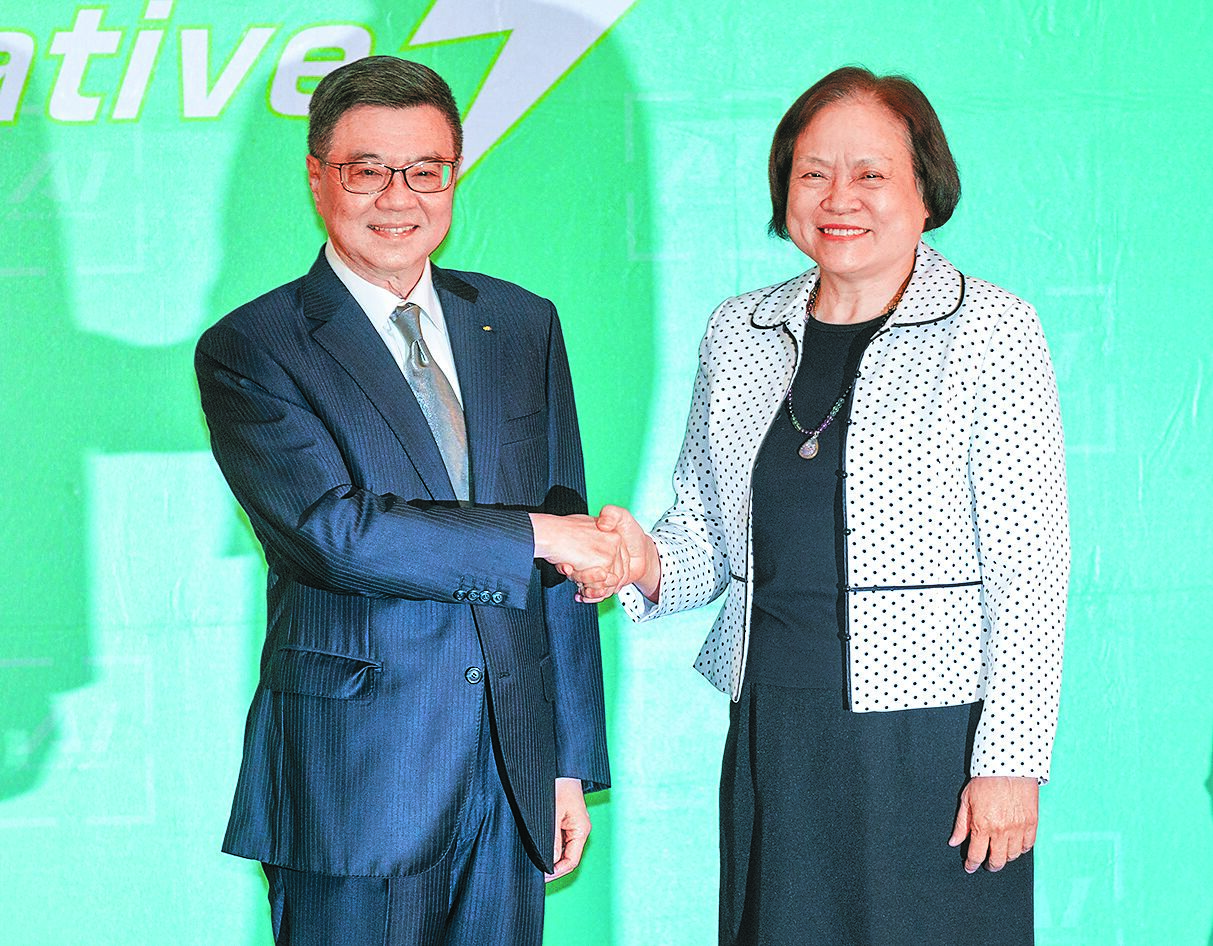準總統賴清德新任內閣人事第5場發布會23日舉行,準行政院長卓榮泰(左)與準主計長陳淑姿握手致意。(郭吉銓攝) image
