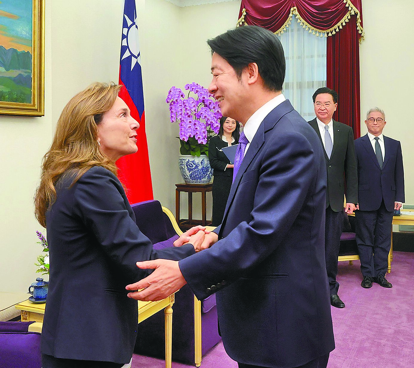 副總統賴清德(右)23日接見美國聯邦眾議院共和黨黨團會議祕書長麥珂蓮(左)所率領的跨黨派訪問團。(總統府提供) image