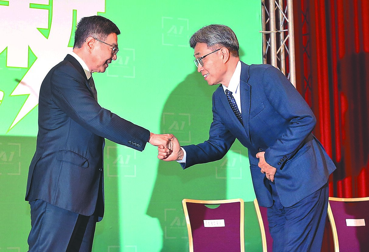 準總統賴清德新任內閣人事第5場發布會23日舉行,準行政院長卓榮泰(左)與準農業部長陳駿季(右)握手致意。(范揚光攝) image