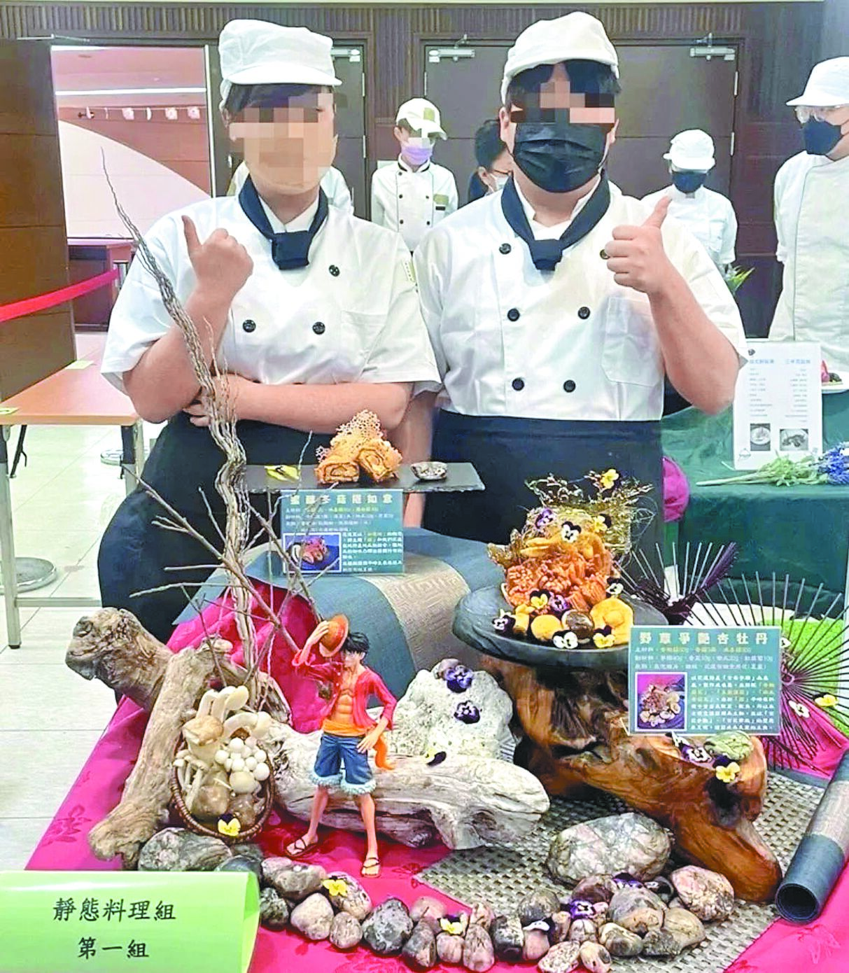因0403花蓮大地震遭落石砸中雙腿的黃姓高三生(右),經過22天搶救,25日因器官衰竭不治,黃生就讀上騰工商,是位乖巧又陽光的孩子。(上騰工商提供/王志偉花蓮傳真) image
