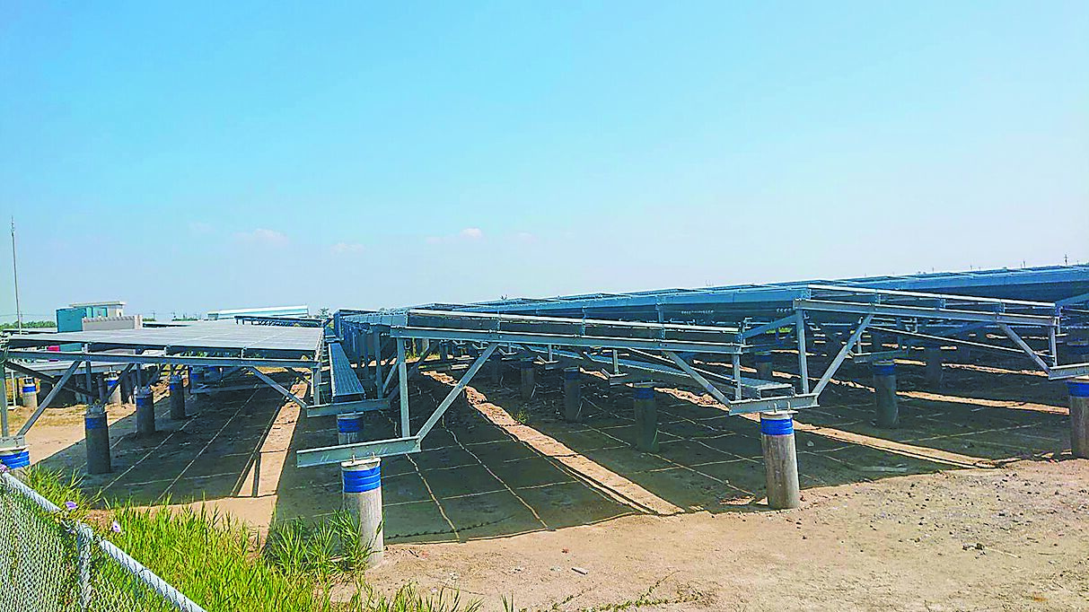 力暘能源公司在七股區租用最多光電場,其中溪南里到處可見光電板,都是業者經營的場區。(程炳璋攝) image