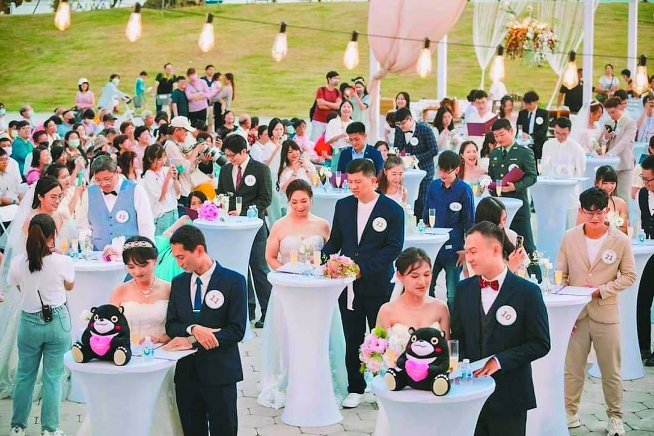 婚禮產業鏈經營不復以往。圖為高市府去年舉辦的集團婚禮活動。(高市府提供/洪浩軒高雄傳真) image