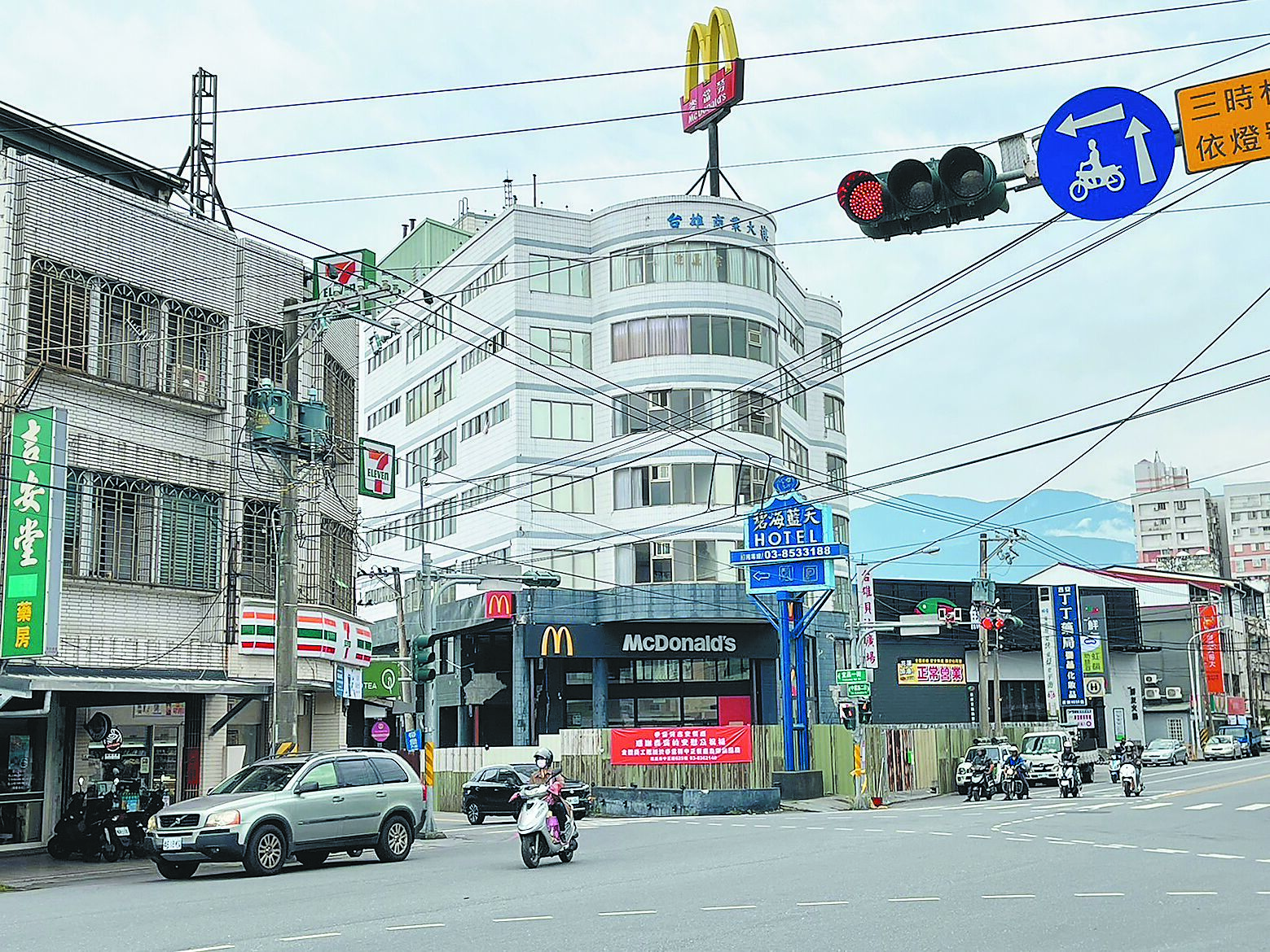 花蓮縣吉安鄉「麥當勞」因接連2次地震受創嚴重,花蓮縣政府已將建物列紅單危樓,預計5月5日後排拆。(王志偉攝) image