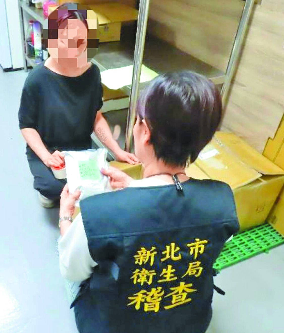 新北市優奇公司送檢自家黑胡椒粉產品,檢出蘇丹3號、4號,新北市衛生局26日前往稽查。(新北市衛生局提供/柯毓庭新北傳真) image