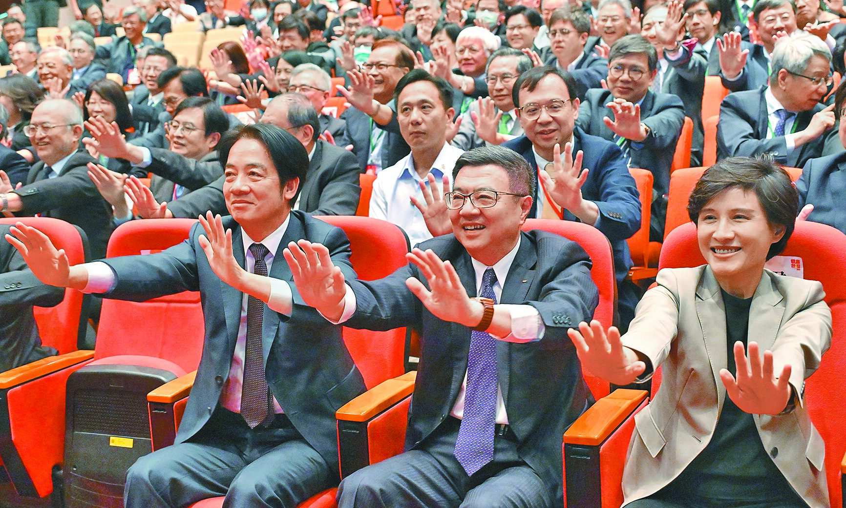 準總統賴清德(第一排左起)、準行政院長卓榮泰、準行政院副院長鄭麗君27日出席「健康台灣全國論壇」,並在座位上做起健康伸展操。(台北市攝影記者聯誼會提供) image