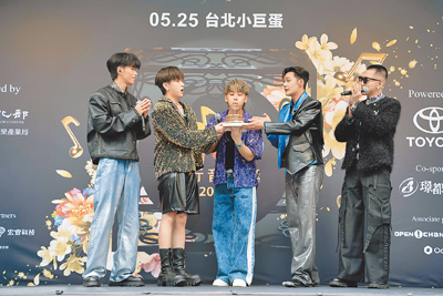 鼓鼓(中)27日出席hito流行音樂獎搶票會,U:NUS為他驚喜慶生。(Hit Fm聯播網提供) image
