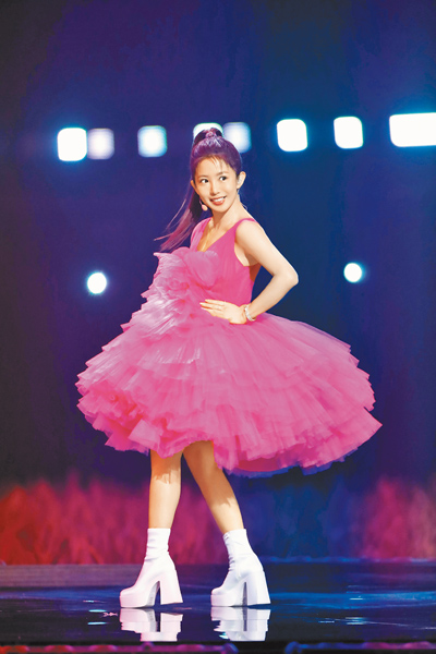 郭書瑤《乘風2024》以桃紅色洋裝演出。(星星相藝提供) image