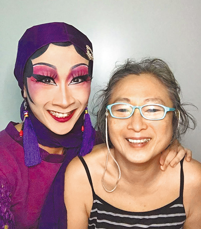 妮妃雅(左)多次感謝母親曹慧敏的支持。 (摘自公視官網) image