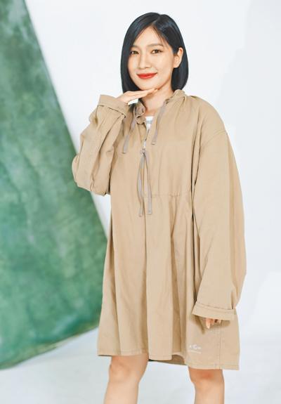 Sandra熱愛唱歌,也是名口譯員與英文老師,近日斜槓電視節目主持人。(陳俊吉攝) image