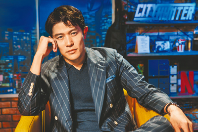 鈴木亮平為主演《城市獵人》真人版電影受訪,親切分享拍攝祕辛。(Netflix提供) image