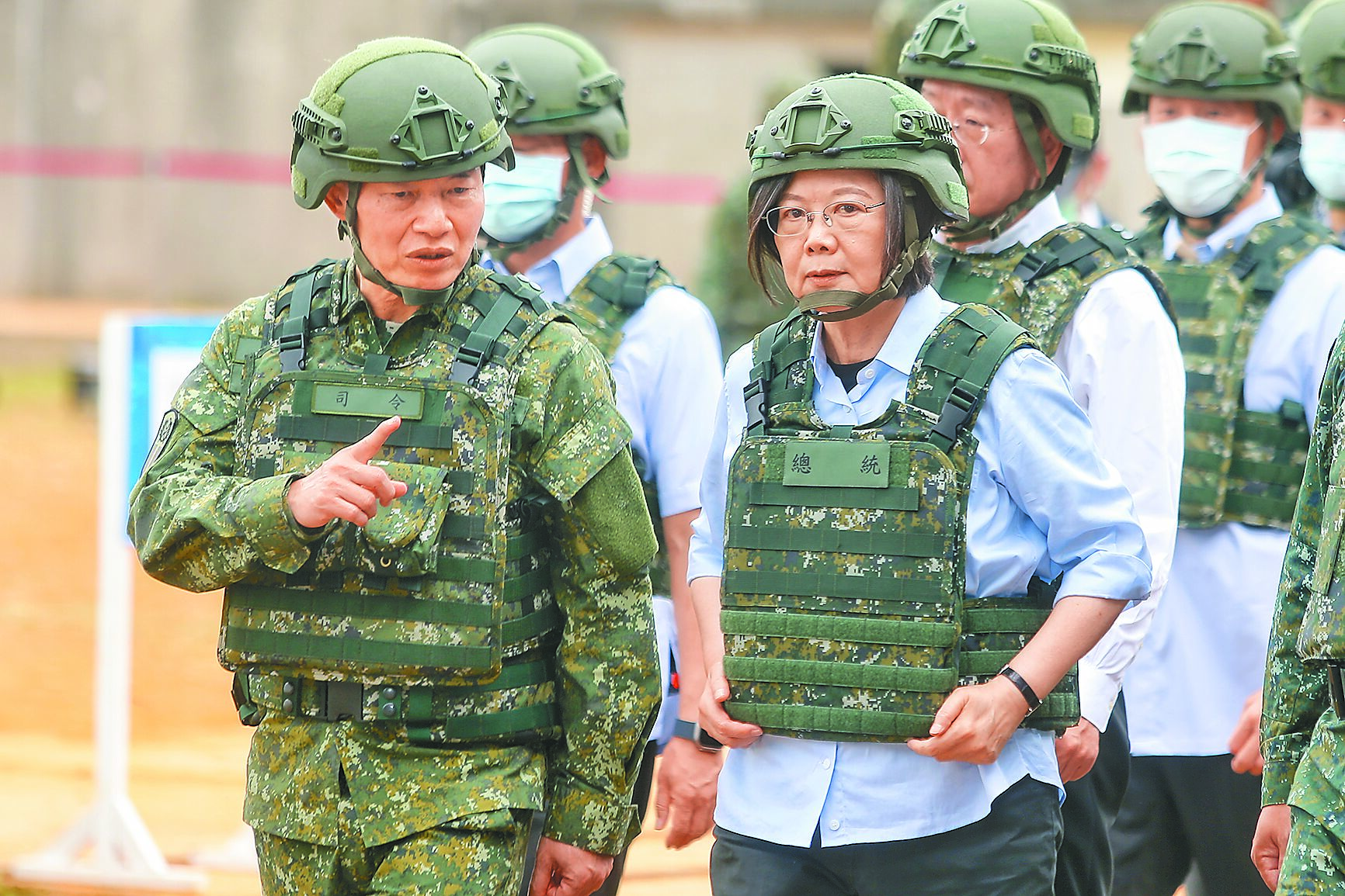 賴政府520將上任,國軍上將包括參謀總長梅家樹、陸軍司令鍾樹明、海軍司令唐華與國防部副部長徐洐璞等任期甫滿1年,人事應不會異動。圖為去年蔡英文總統(右)由陸軍司令鍾樹明(左)陪同視導桃園後備旅召集訓練。(本報資料照片) image