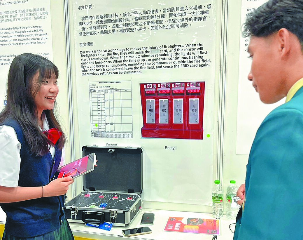 基隆市二信高中及成功國中學生參加馬來西亞PiENVEX國際工程創新發明展,共獲5金、2銀、1特別獎。圖為二信高中學生說明「消防利器」作品。(基隆市二信高中提供/徐佑昇基隆傳真) image