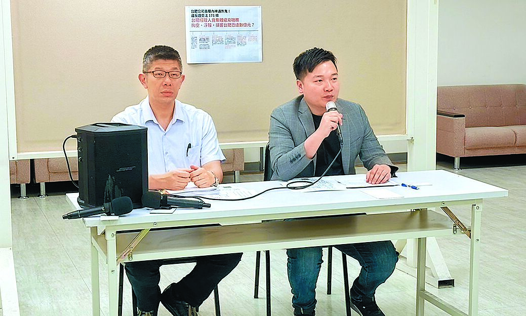 國民黨台北市議員楊植斗(右)4月30日質疑,台灣肥料公司「沃土」,從購土發票與土方運送聯單可看出疑似造假。(丁上程攝) image