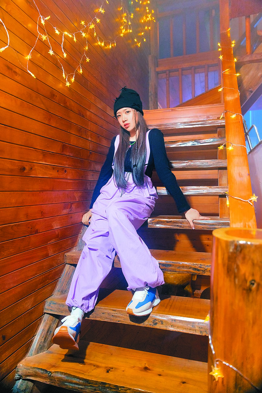 張喬西日前首度拍攝新歌MV,心情十分緊張。(華納音樂提供) image