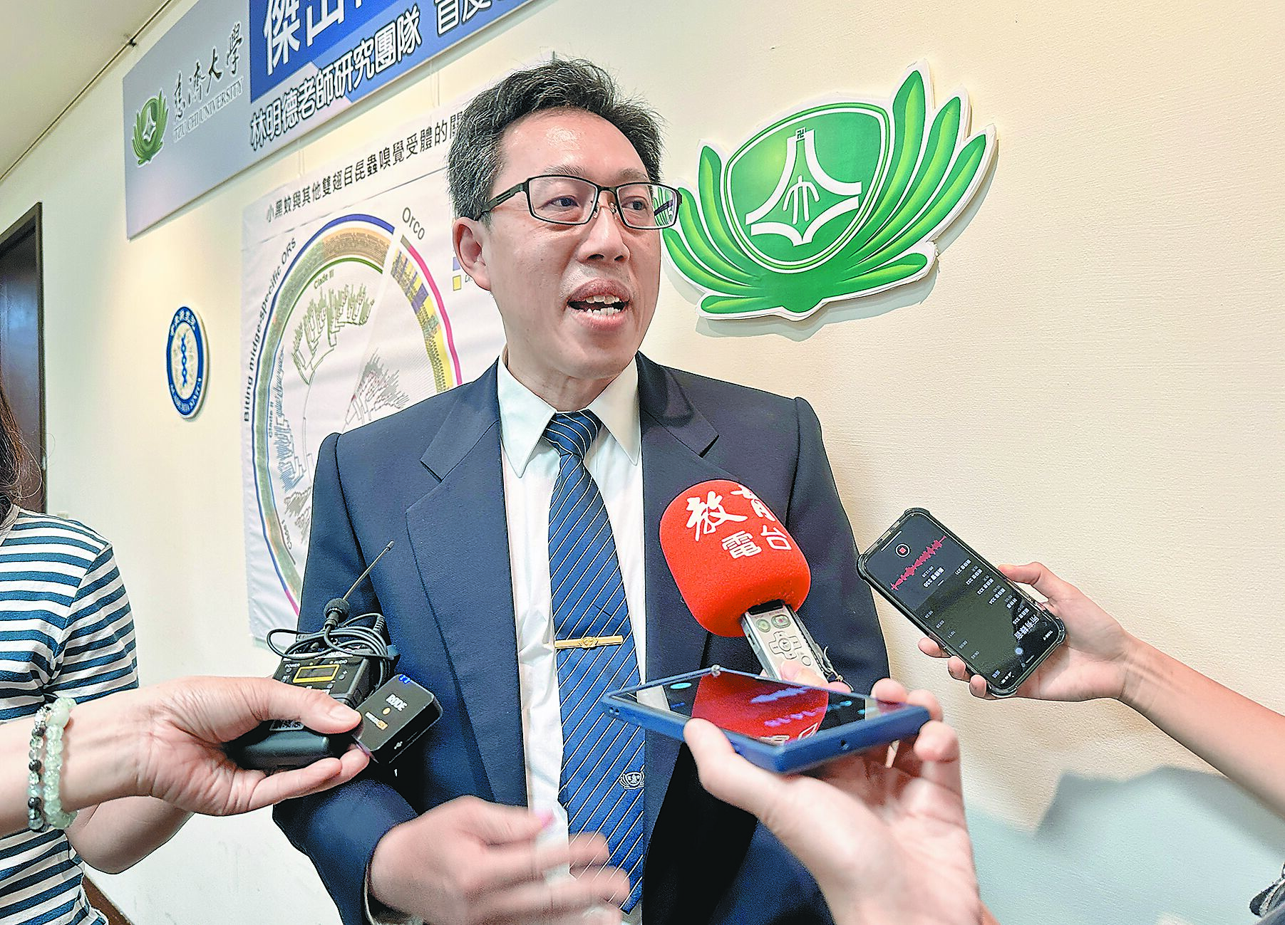 慈濟大學副教授林明德研究團完成小黑蚊基因體組裝與註解。(王志偉攝) image