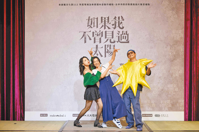 李沐(左起)、陳孝萱、江宏恩劇中飾演一家人,殺青宴搞笑拍照。(一諾影視提供) image