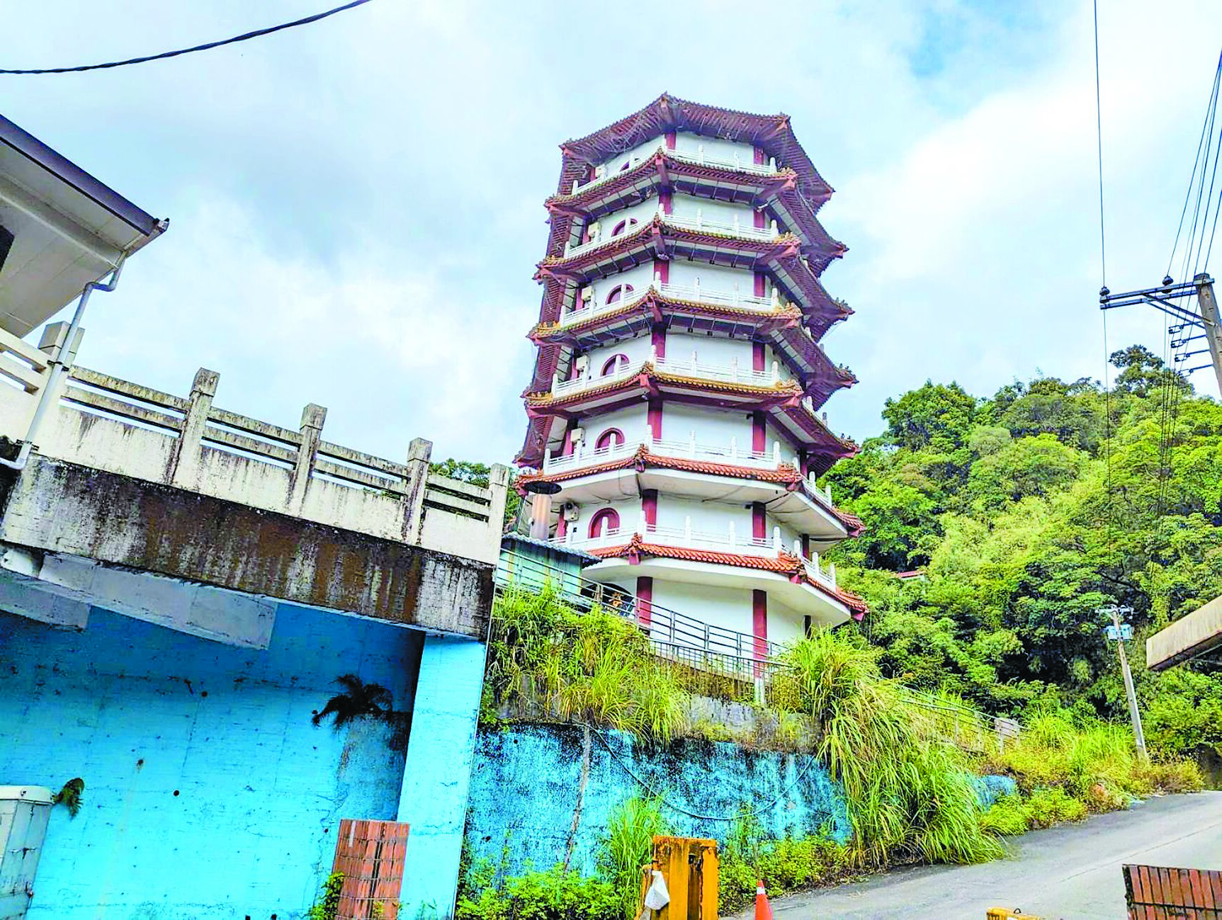 基隆市政府預計改建已有40年歷史的市立納骨塔,對外招標卻2度流標。(張志康攝) image
